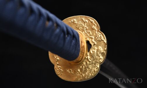 schwarz lackierte Saya und Messing Tsuba mit Blütenmotiv