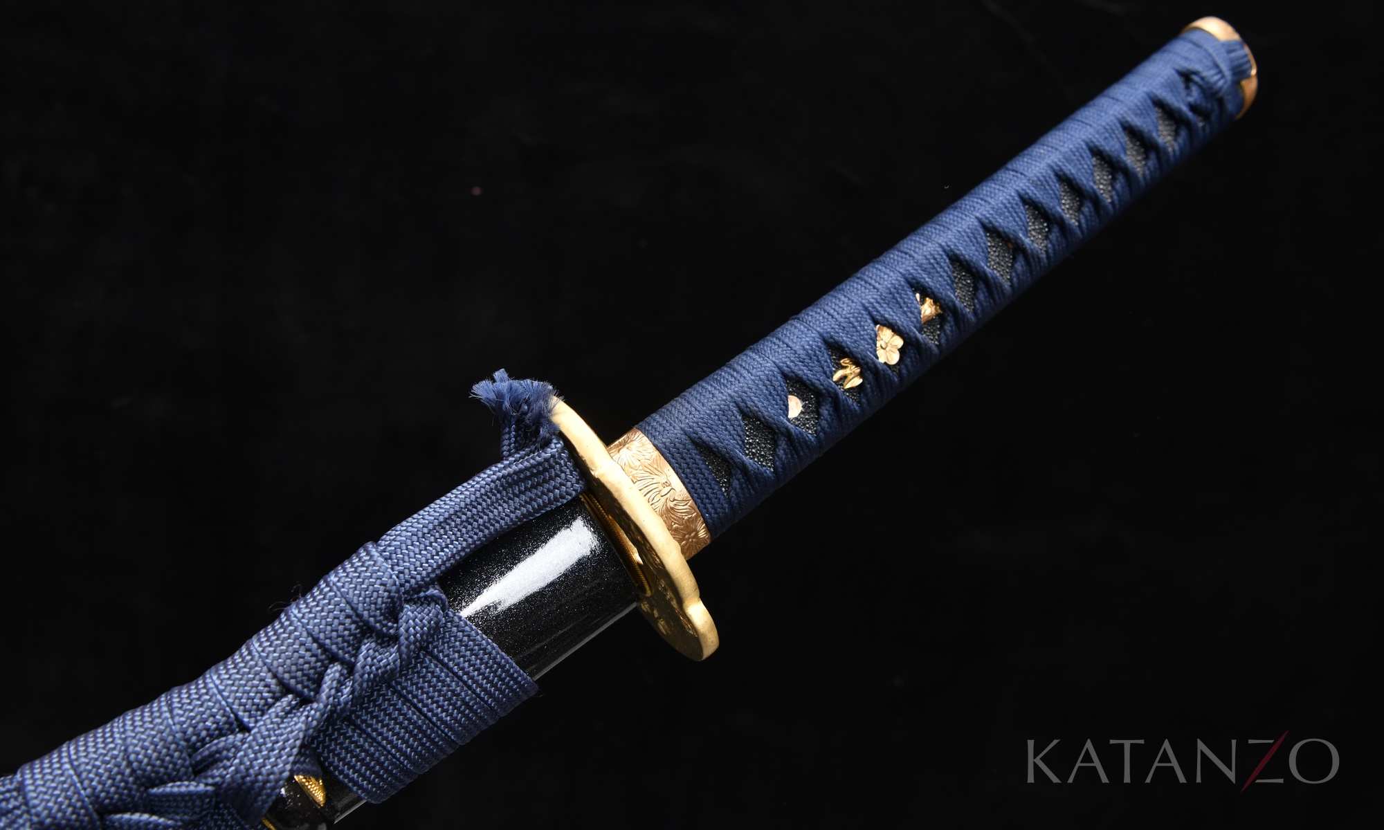 schwarz lackierte Saya und Messing Tsuba mit Blütenmotiv