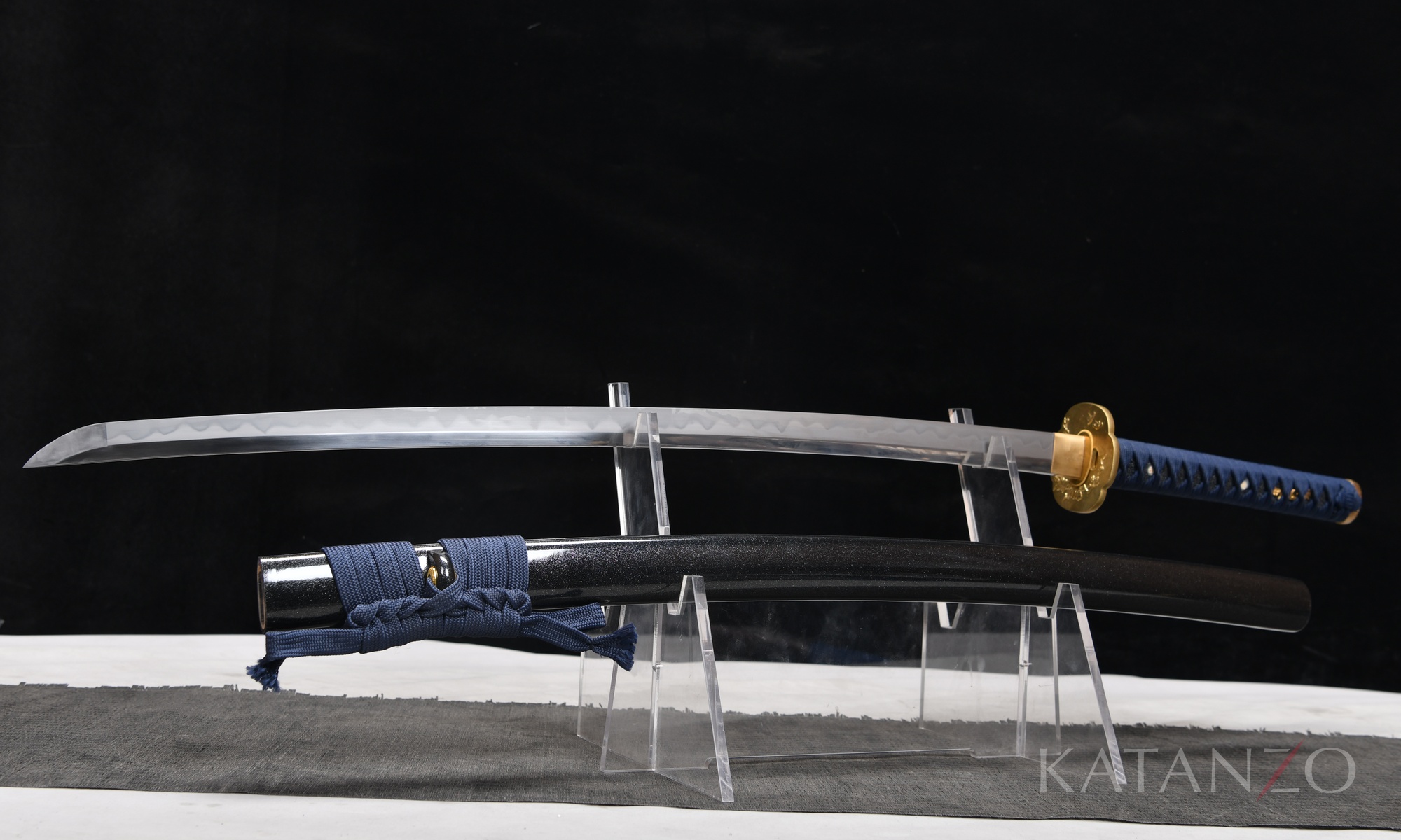Katana Hanadori aus T10 Stahl mit blauer Seidenwicklung