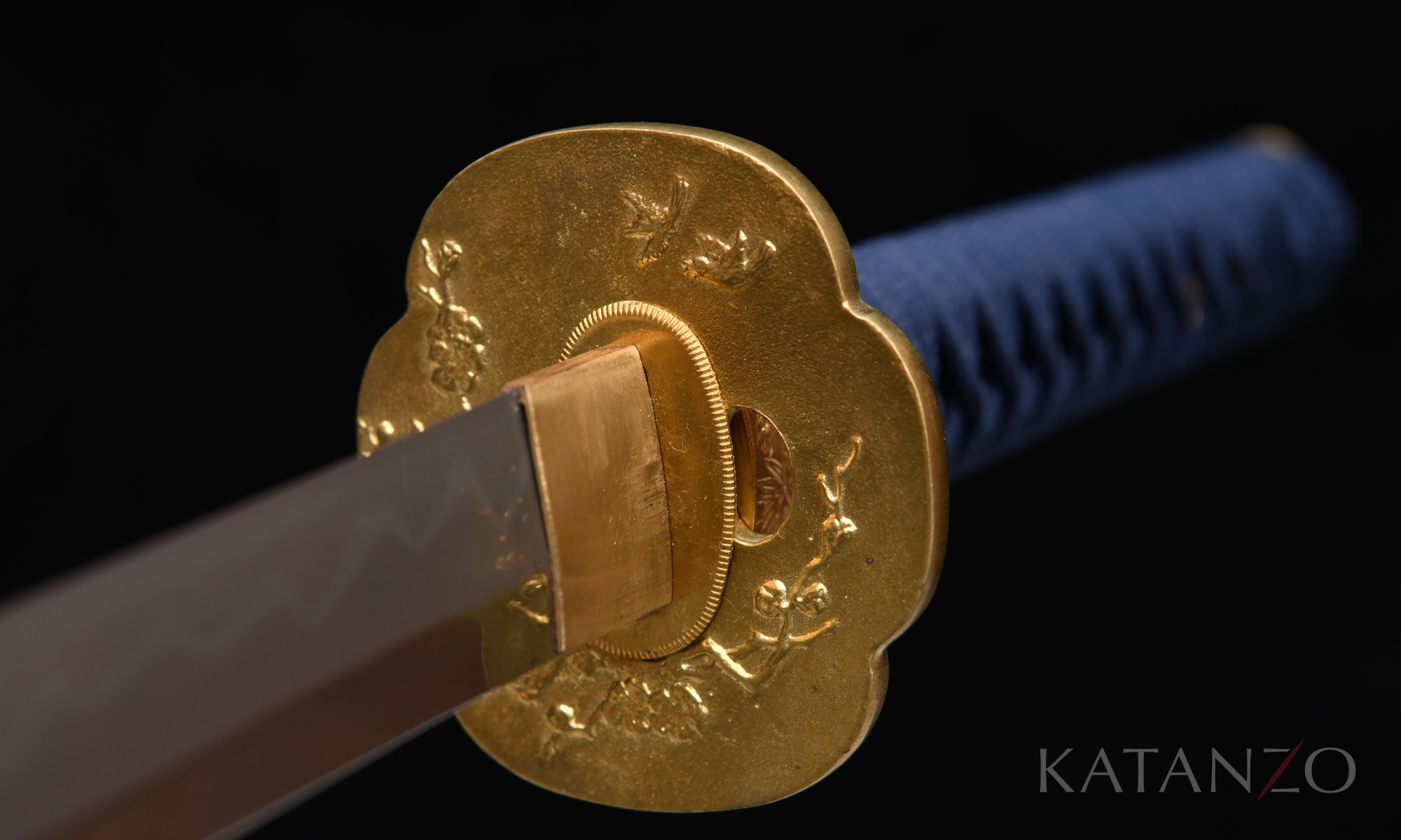 schwarz lackierte Saya und Messing Tsuba mit Blütenmotiv