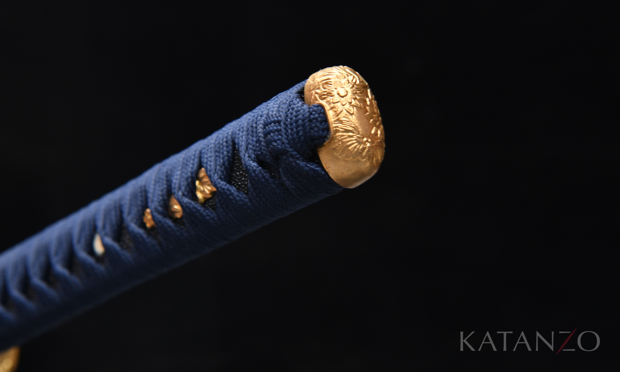 schwarz lackierte Saya und Messing Tsuba mit Blütenmotiv