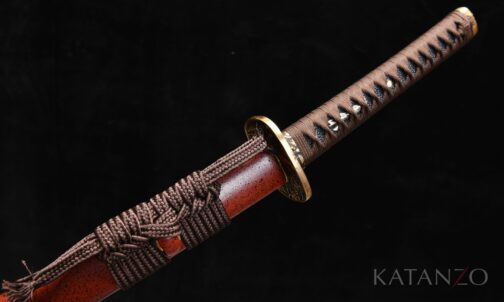 rot lackierte Saya mit schwarzen Sprenkeln und Messing Tsuba