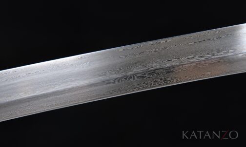 handgeschmiedete Klinge mit sichtbarem Faltungsmuster und scharfer Schneide