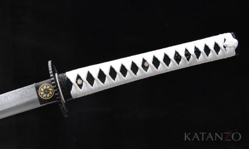 schwarz lackierte Saya mit weisser Seidenwicklung am Samurai Schwert