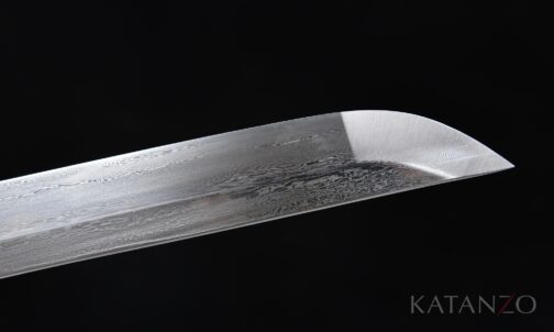 handgeschmiedete Klinge mit sichtbarem Faltungsmuster und scharfer Schneide