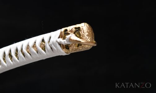 Tsuka mit weisser Seidenwicklung, schwarz-gold gemusterter Habutae-Unterlage