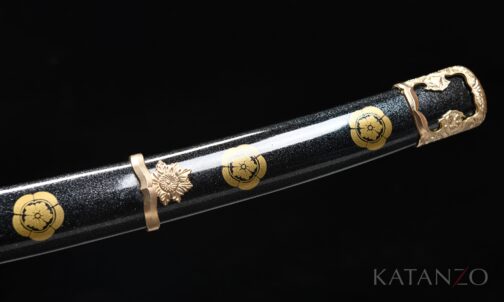 Hanamon Tachi mit schwarzer Hartholz-Saya, goldfarbenen Blütenwappen