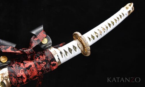 Tsuka mit weisser Seidenwicklung, schwarz-gold gemusterter Habutae-Unterlage und Messing-Tsuba