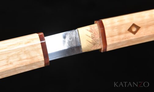 Shiraki Shirasaya Katana mit heller Montierung aus Paulowniaholz und lehmgehärteter T10 Klinge