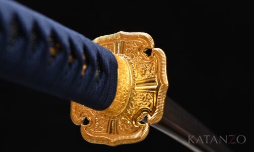 Tsuka mit schwarzem Rochenhaut-Imitat, dunkelblauer Seidenwicklung und goldfarbener Tsuba