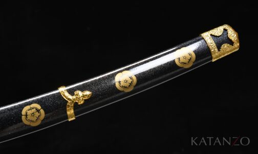 Kinmon Tachi mit schwarzer Hartholz-Saya und goldfarbenen Blütenmedaillons