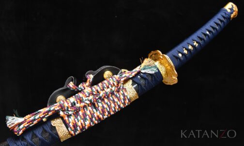 Kinmon Tachi mit schwarzer Hartholz-Saya, goldfarbenen Blütenmedaillons und mehrfarbig geflochtener Kordel
