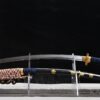 Kinmon Tachi mit schwarzer Hartholz-Saya, goldfarbenen Blütenmedaillons und mehrfarbig geflochtener Kordel