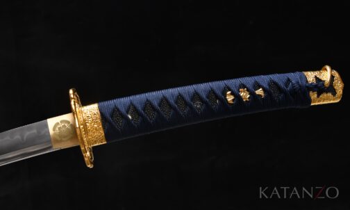 Tsuka mit schwarzem Rochenhaut-Imitat, dunkelblauer Seidenwicklung und goldfarbener Tsuba