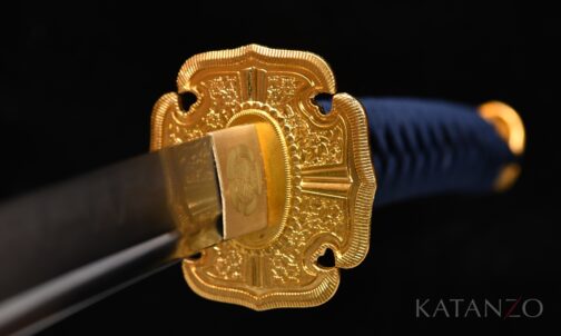 Tsuka mit schwarzem Rochenhaut-Imitat, dunkelblauer Seidenwicklung und goldfarbener Tsuba