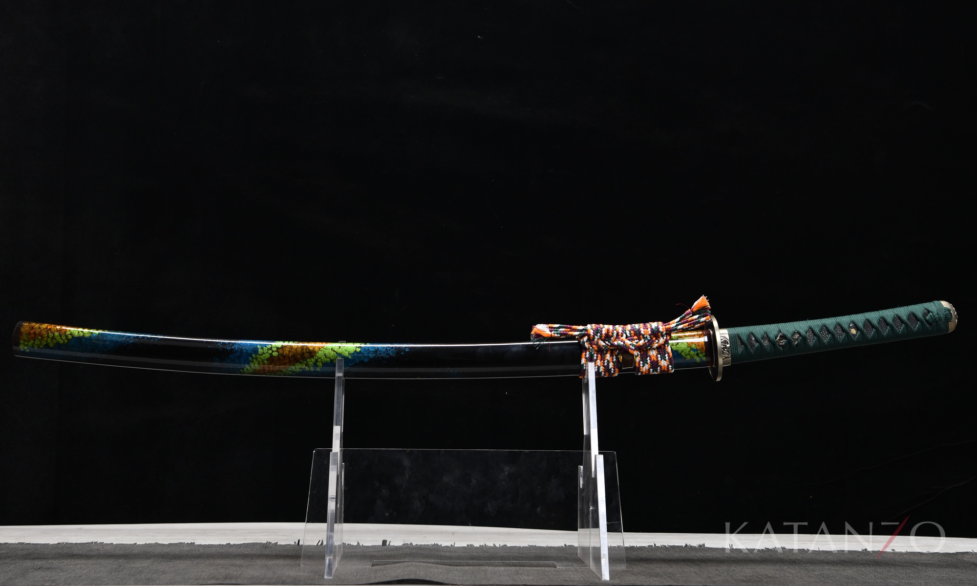 Onizumi Katana mit schwarzer Saya, petrolfarbener Seidenwicklung und farbigen Sprenkeln