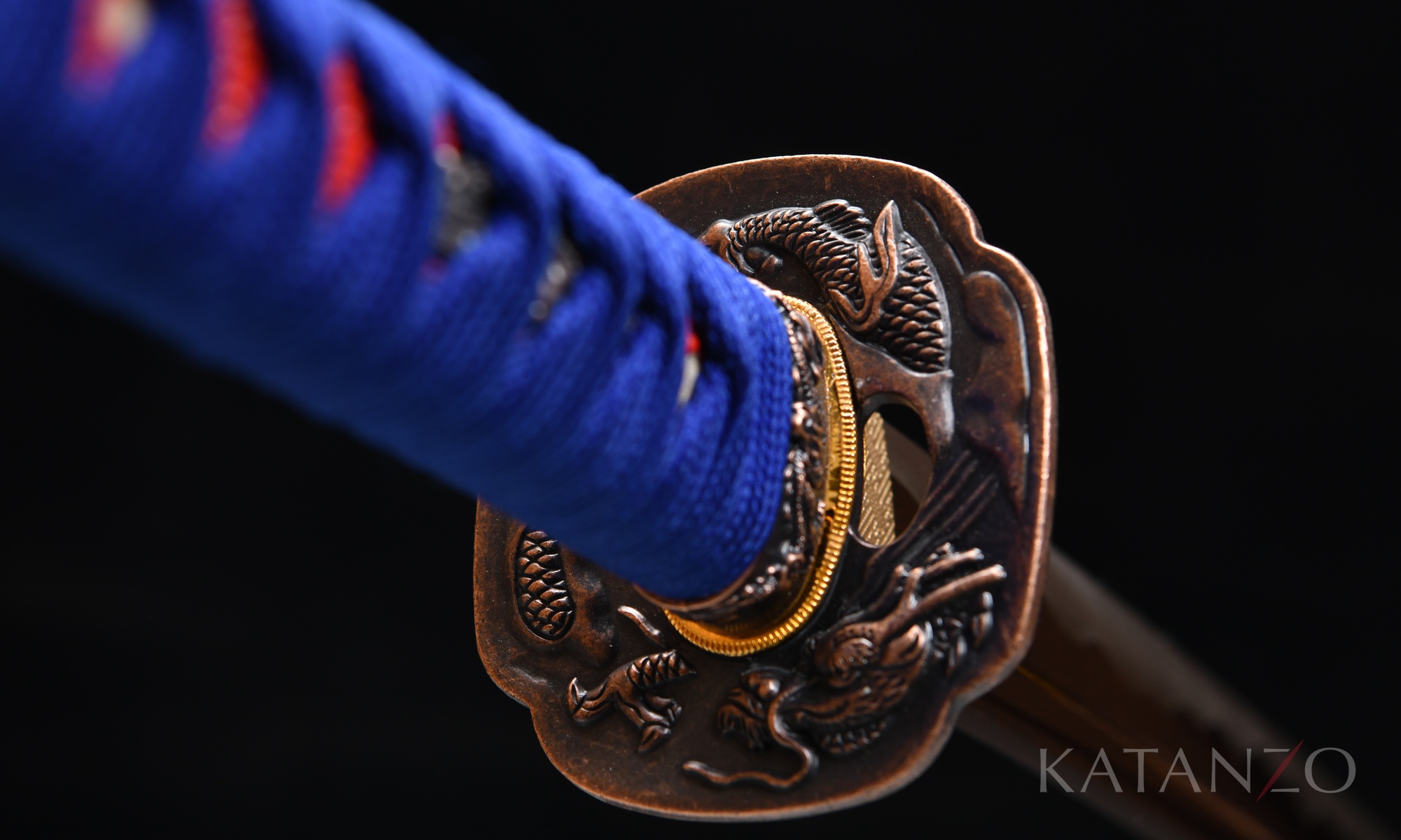 Tsuka mit rotem Rochenhaut-Imitat, blauer japanischer Seide und dunkel ausgeführter Tsuba
