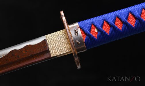 Tsuka mit rotem Rochenhaut-Imitat, blauer japanischer Seide und dunkel ausgeführter Tsuba