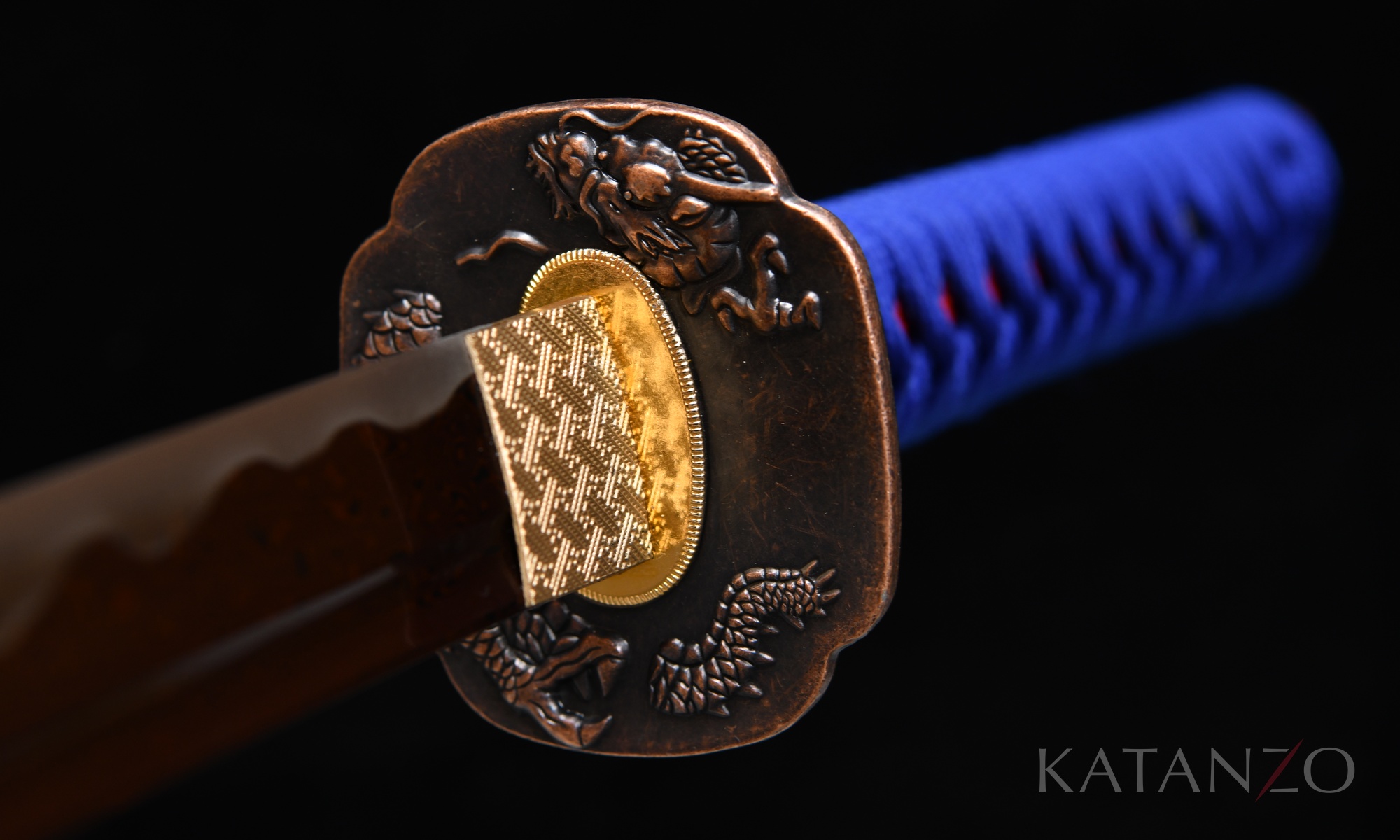 Tsuka mit rotem Rochenhaut-Imitat, blauer japanischer Seide und dunkel ausgeführter Tsuba