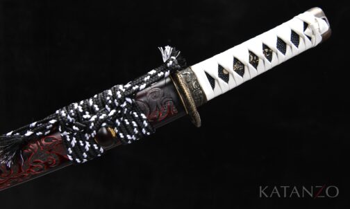 Makiryū Tanto mit schwarz-roter gravierter Hartholz-Saya und weisser Griffwicklung