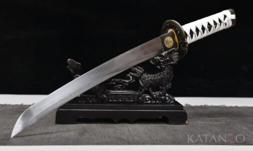 Gefaltete T10 Klinge mit sichtbarer Stahlstruktur und dunkler Drachen-Tsuba