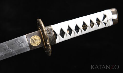 Gefaltete T10 Klinge mit sichtbarer Stahlstruktur und dunkler Drachen-Tsuba