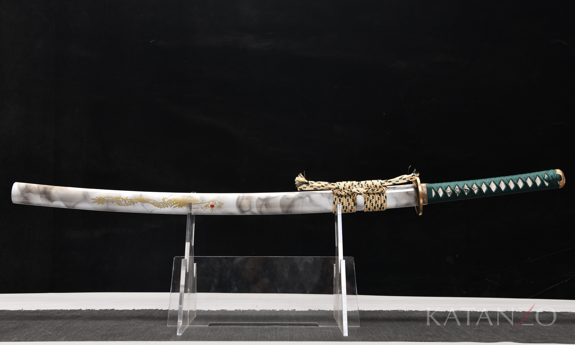 Hakuryū Katana mit weiss marmorierter Saya und goldenem Drachenmotiv
