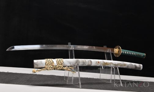 Hakuryū Katana mit weiss marmorierter Saya und goldenem Drachenmotiv