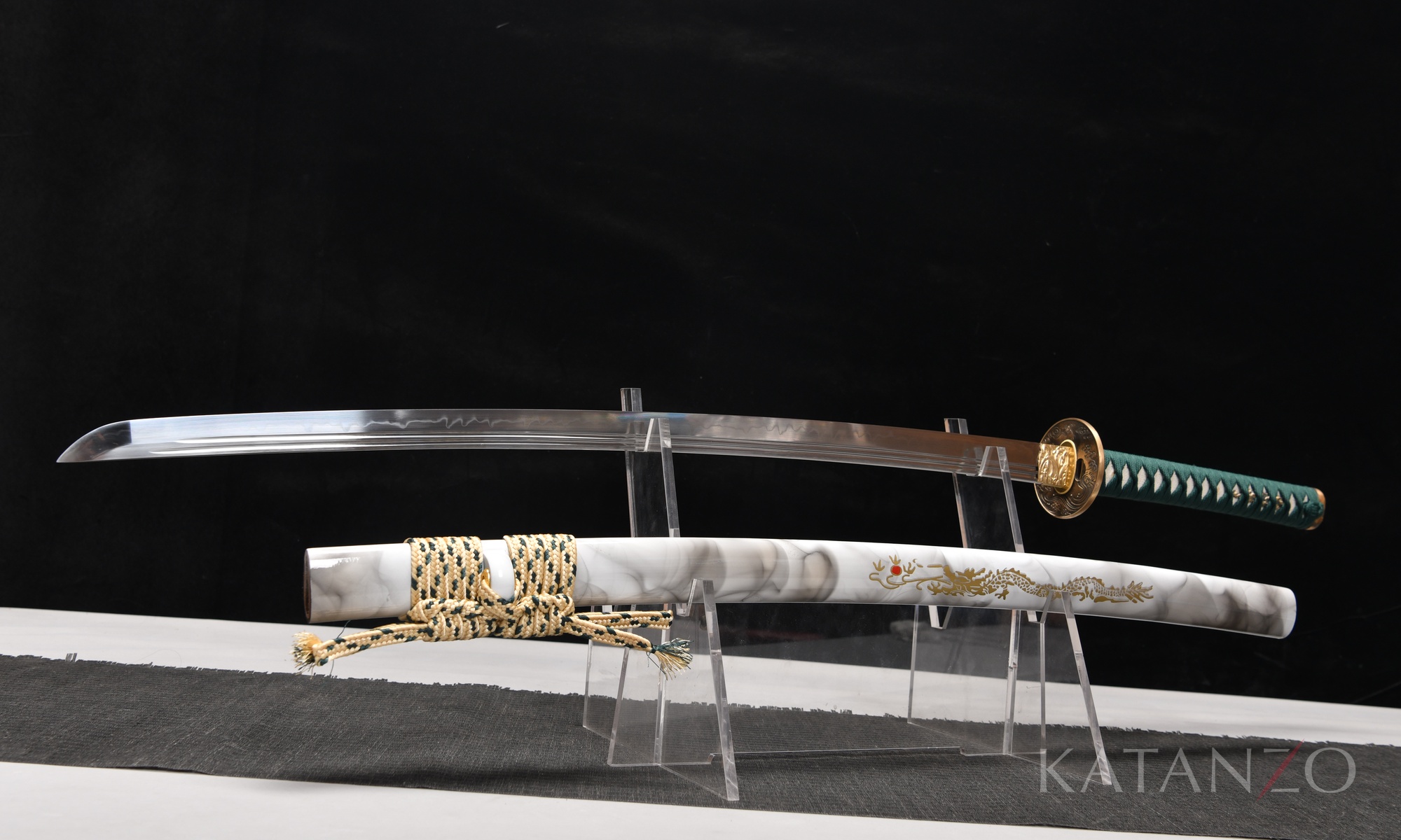 Hakuryū Katana mit weiss marmorierter Saya und goldenem Drachenmotiv