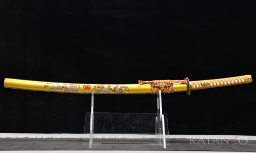 Ōgonryū Katana mit goldfarbener Hartholz-Saya und detailreichen Drachenmotiven