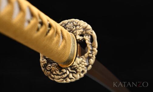 Tsuka mit echter heller Rochenhaut, gelber Seidenwicklung und Messingbeschlägen