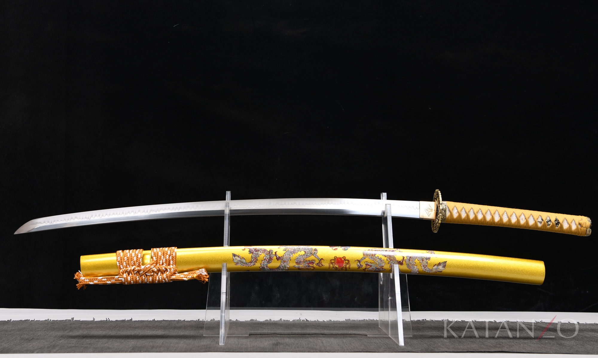 Ōgonryū Katana mit goldfarbener Hartholz-Saya und detailreichen Drachenmotiven