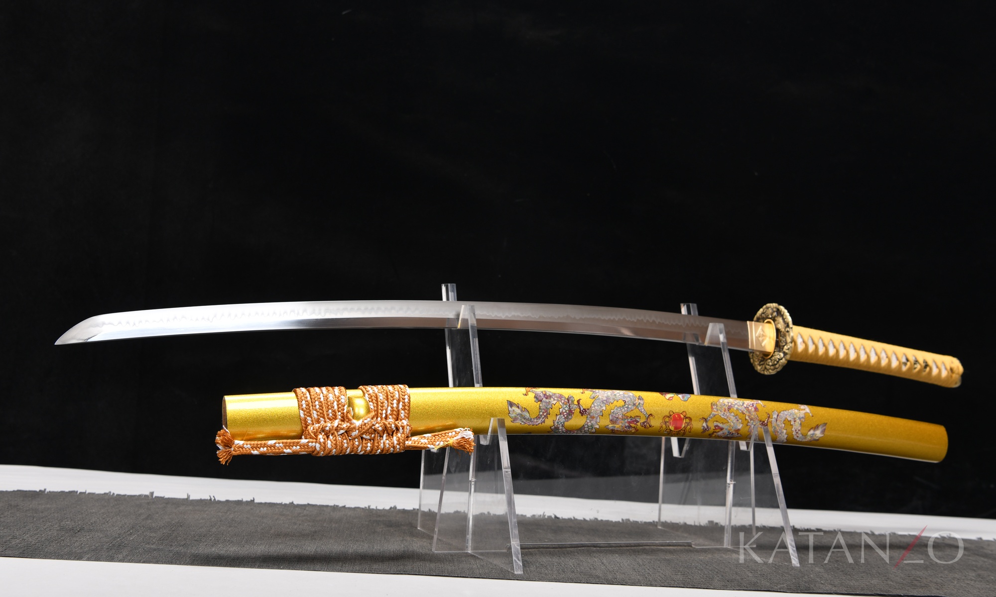 Ōgonryū Katana mit goldfarbener Hartholz-Saya und detailreichen Drachenmotiven
