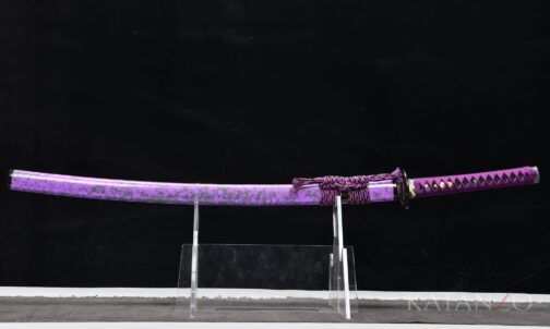 Shikō Katana mit violett gefärbter Klinge und gefleckt violett lackierter Hartholz-Saya