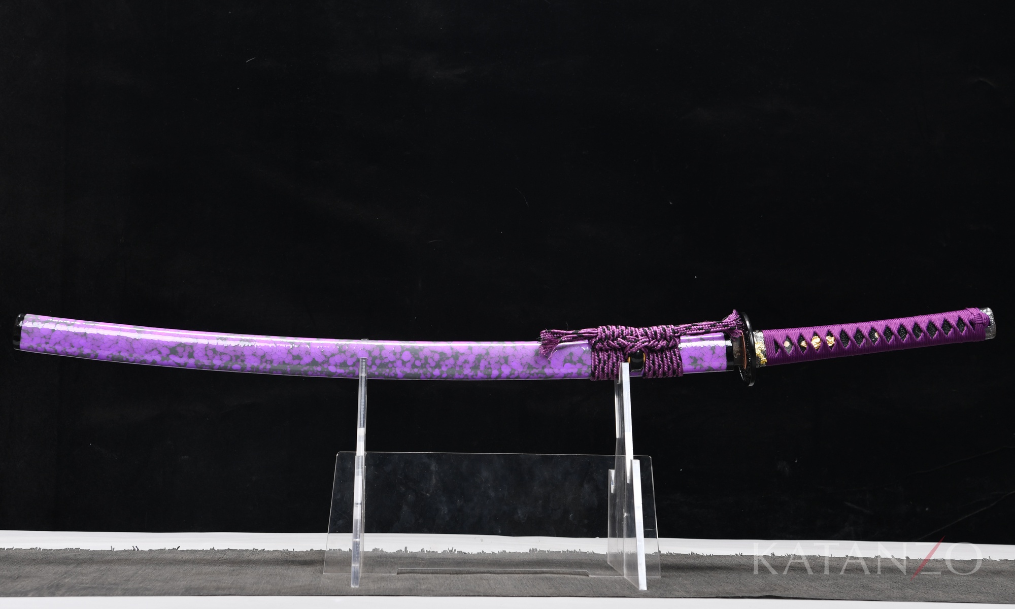 Shikō Katana mit violett gefärbter Klinge und gefleckt violett lackierter Hartholz-Saya