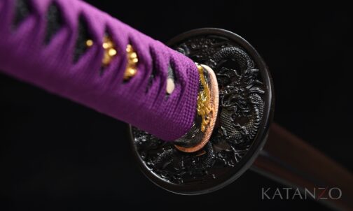Tsuka mit echter schwarzer Rochenhaut, violetter Seidenwicklung und durchbrochener Drachen-Tsuba