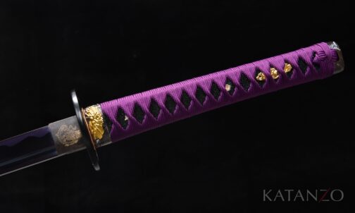 Tsuka mit echter schwarzer Rochenhaut, violetter Seidenwicklung und durchbrochener Drachen-Tsuba