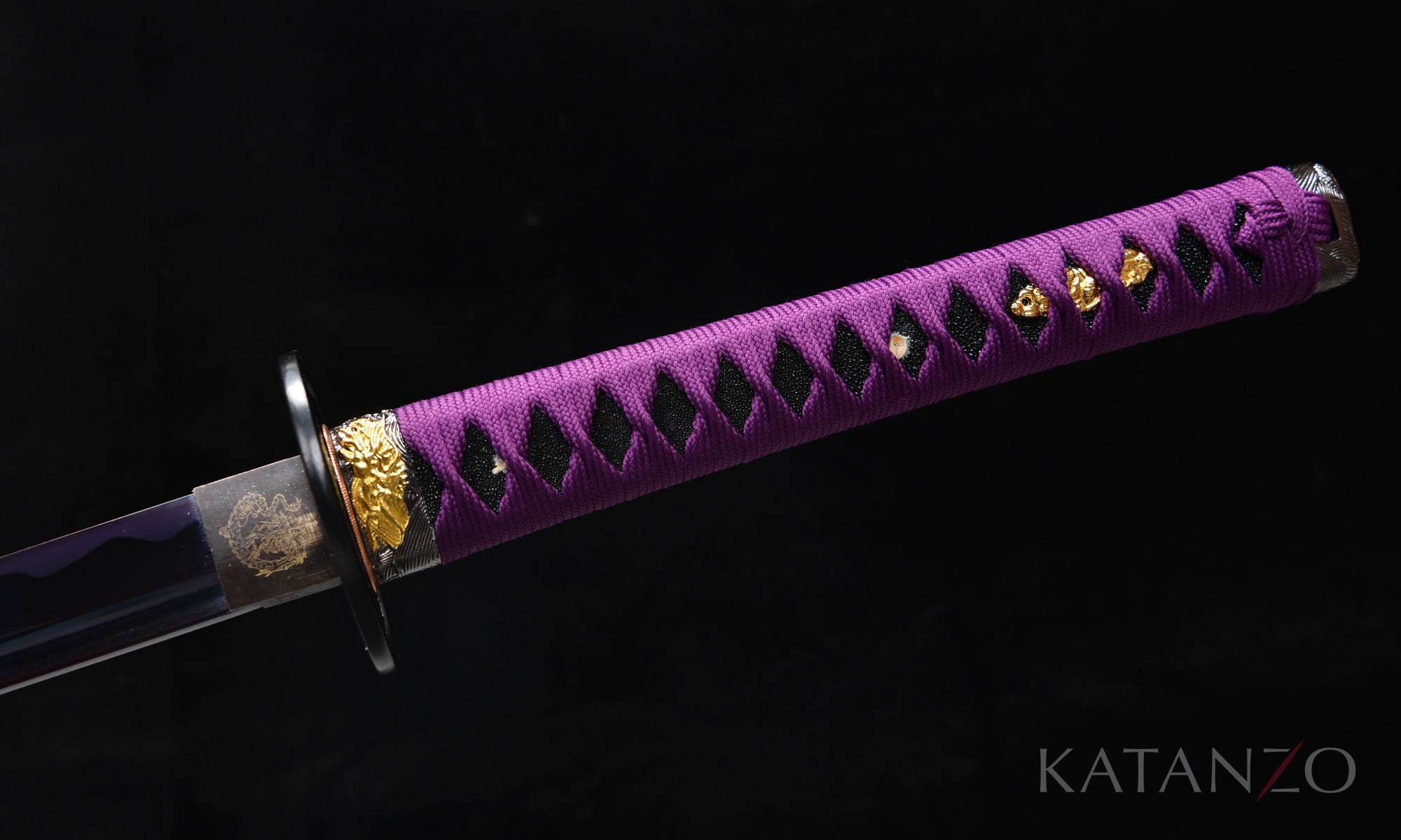 Tsuka mit echter schwarzer Rochenhaut, violetter Seidenwicklung und durchbrochener Drachen-Tsuba