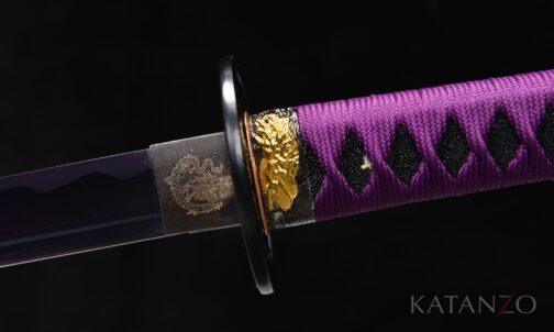 Tsuka mit echter schwarzer Rochenhaut, violetter Seidenwicklung und durchbrochener Drachen-Tsuba