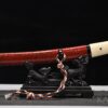 Kōhaku Tanto mit rot gesprenkelter Saya, hellem Rochenhautgriff und mehrfarbigem Sageo