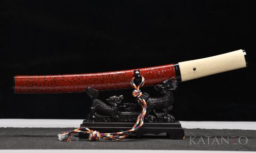 Kōhaku Tanto mit rot gesprenkelter Saya, hellem Rochenhautgriff und mehrfarbigem Sageo