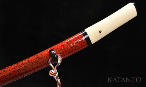 Kōhaku Tanto mit rot gesprenkelter Saya, hellem Rochenhautgriff und mehrfarbigem Sageo