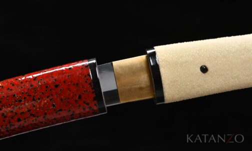 Griff des Kōhaku Tanto mit echter heller Rochenhaut und schwarzen Hornelementen