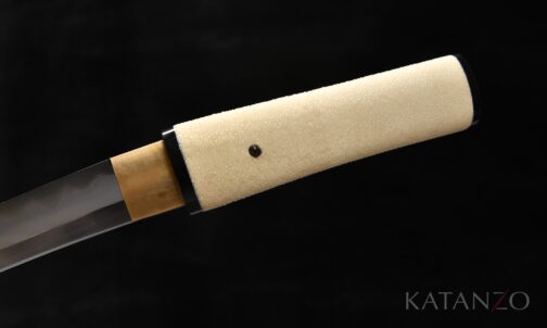 Griff des Kōhaku Tanto mit echter heller Rochenhaut und schwarzen Hornelementen