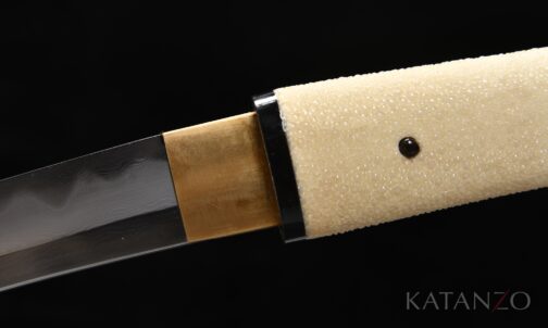 Griff des Kōhaku Tanto mit echter heller Rochenhaut und schwarzen Hornelementen