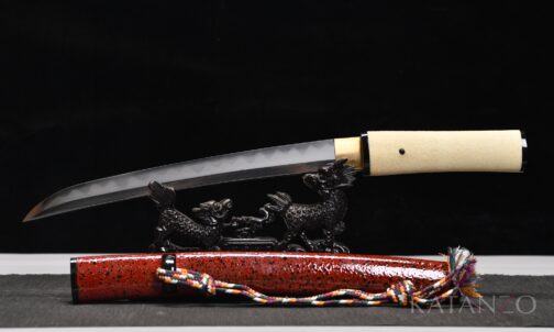 Kōhaku Tanto mit rot gesprenkelter Saya, hellem Rochenhautgriff und mehrfarbigem Sageo