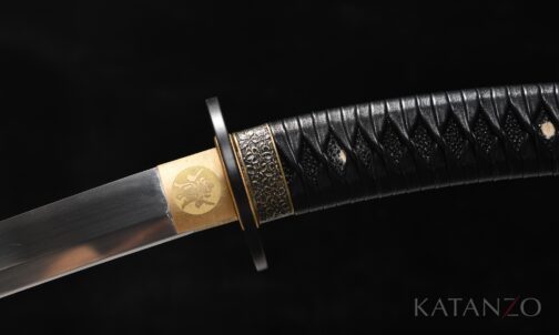 Gebogene Tsuka mit echter schwarzer Rochenhaut und schwarzer Lederwicklung