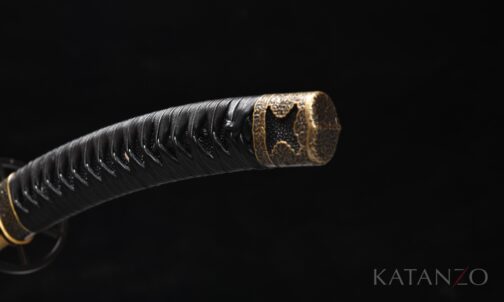 Gebogene Tsuka mit echter schwarzer Rochenhaut und schwarzer Lederwicklung
