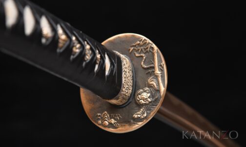 Tsuka des Byakko Katana mit schwarzem Kunstleder, Rochenhaut-Imitat und verzierten Beschlägen