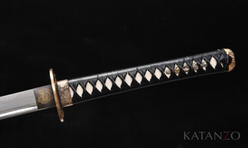 Tsuka des Byakko Katana mit schwarzem Kunstleder, Rochenhaut-Imitat und verzierten Beschlägen